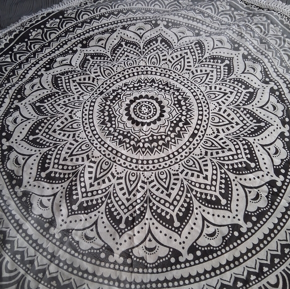 NEW Mandala Print With Fringe - Picture 3 of 8